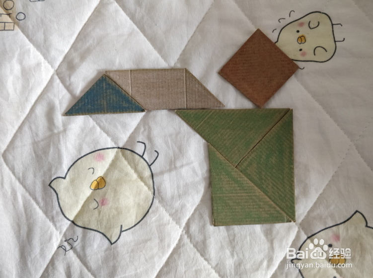 用九巧板怎么拼一个看万花筒的小朋友呢?