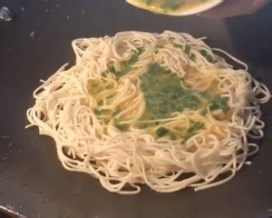 面条做的鸡蛋香葱银丝饼