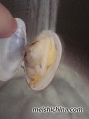 四步让花蛤快速去泥沙的妙招——番茄红烩花蛤