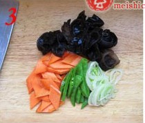 润肠排毒减脂—豆腐木耳烩猪血的做法