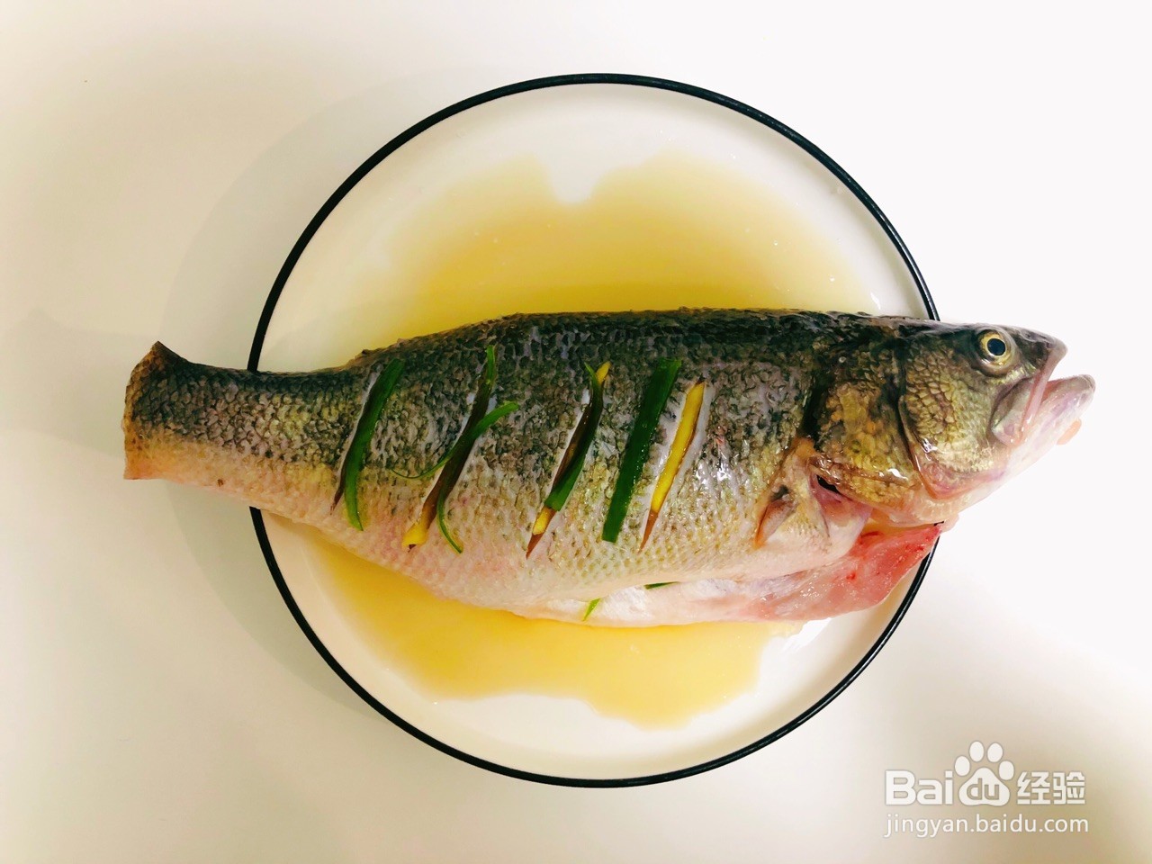 如何制作一份清蒸鲈鱼？