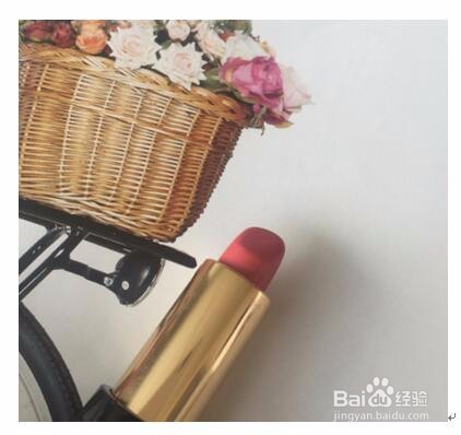 什么颜色的口红显得皮肤白唇膏试色看过来