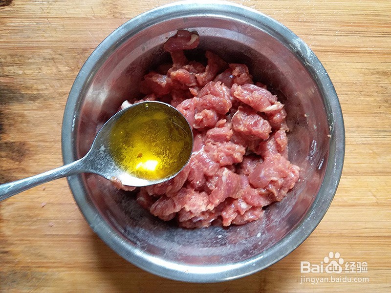 教你葱爆牛肉的做法，葱香味浓肉嫩，好吃又健康