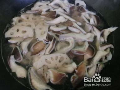 蘑菇藕片炒鸡蛋的做法