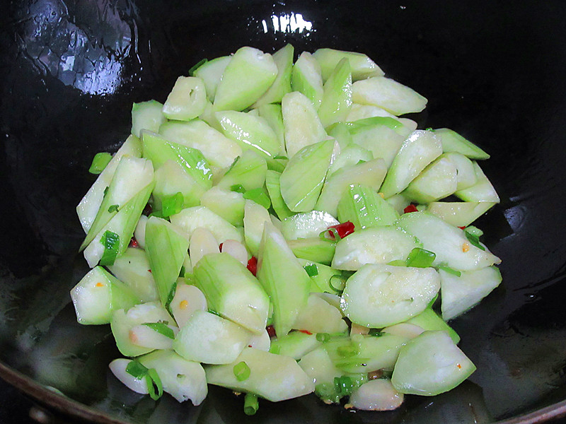 丝瓜炖豆腐的简单易做方法，可口美味。