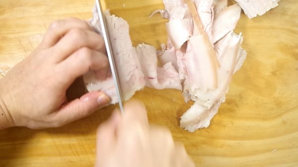 家常青椒回锅肉