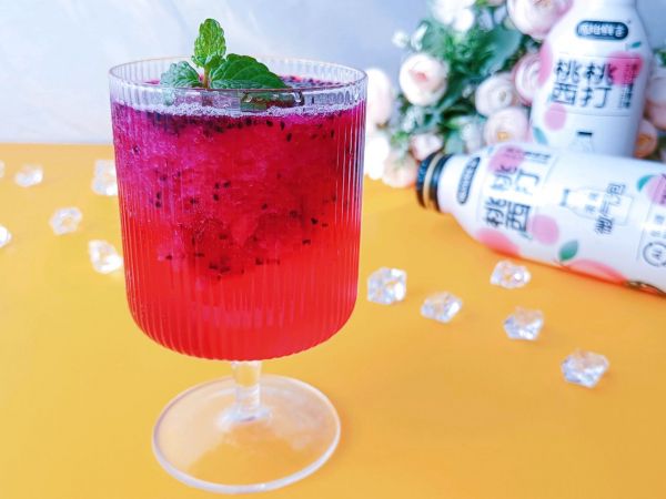 火龙果蜜桃气泡水