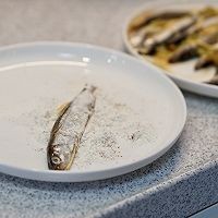 如何制作美味的香煎多春鱼