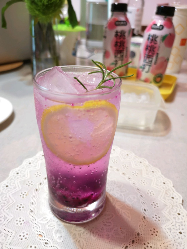 火龙果桃桃汽泡饮