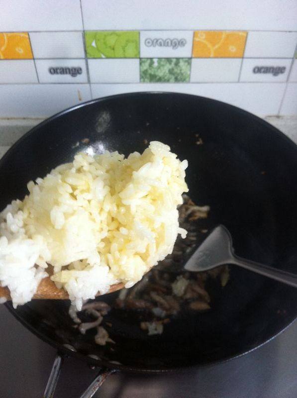 美味的松仁肉丝炒饭的做法,你学会了吗