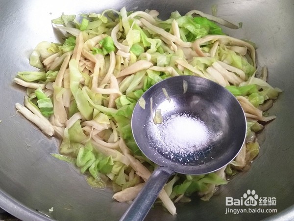圆白菜炒杏鲍菇的做法
