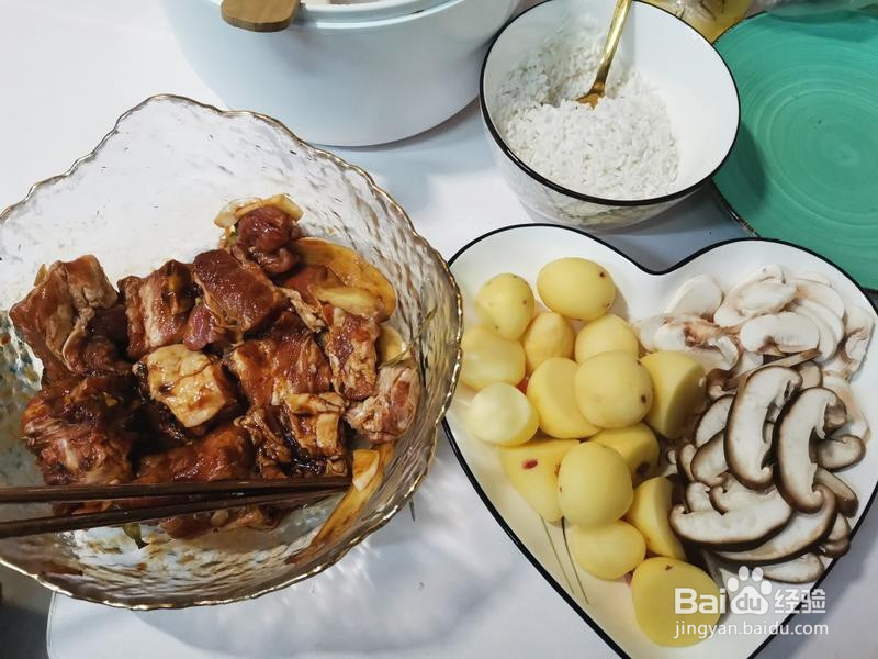 土豆排骨焖饭的做法