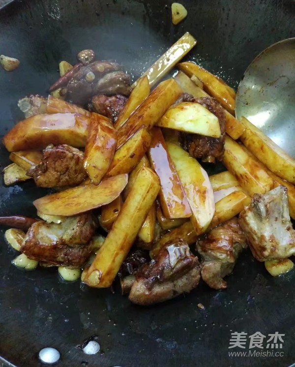 排骨烧土豆的做法