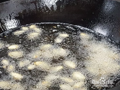 起油锅先将蒜片炸至金黄捞起