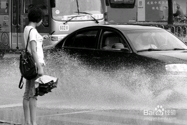 下雨天怎样驾驶越野车