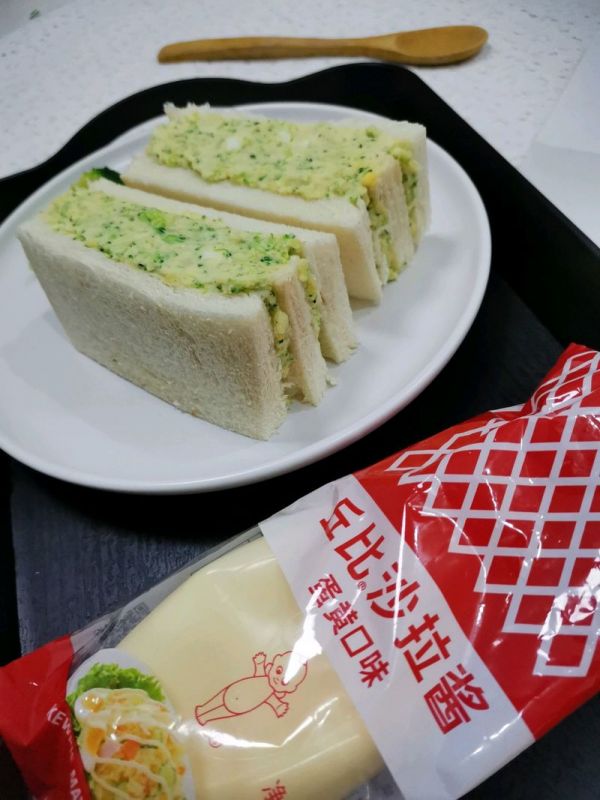 土豆鸡蛋西兰花沙拉三明治