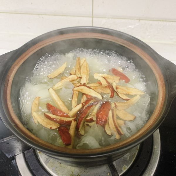 银耳雪梨红枣羹