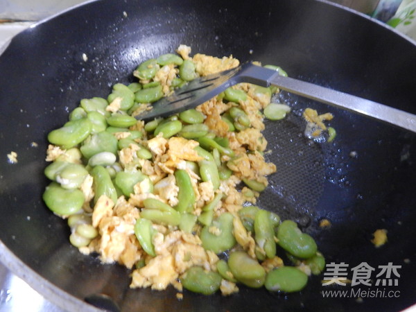 蚕豆炒鸡蛋的做法