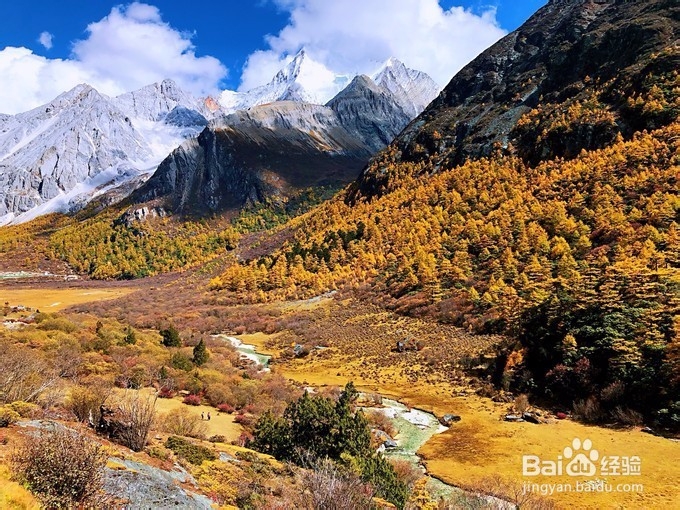 来稻城亚丁玩一般住宿有两个地方