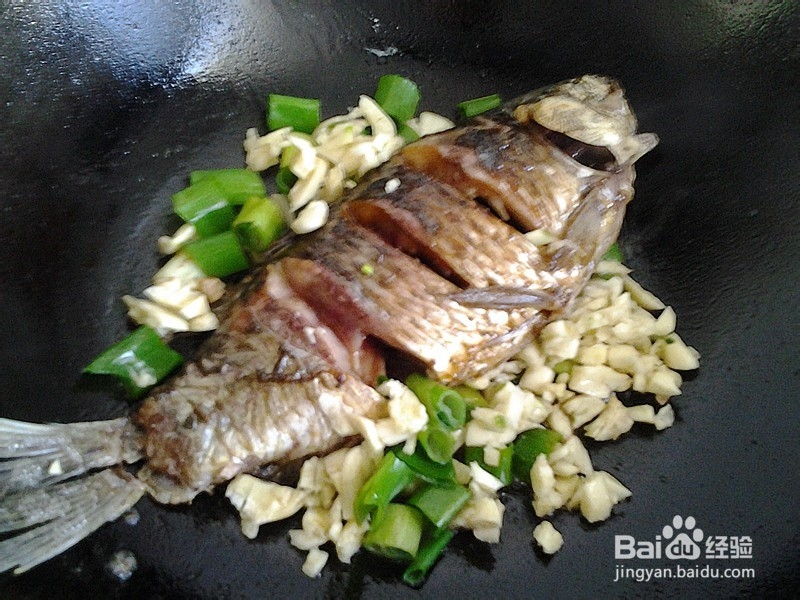 鲫鱼的做法:红烧香菇鲫鱼