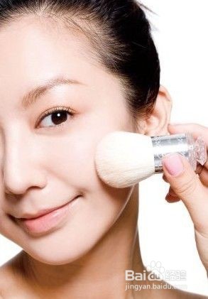 手指巧涂CC霜 打造清新妆容