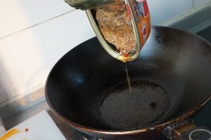 健康养生佳品苦瓜炒鲮鱼的做法