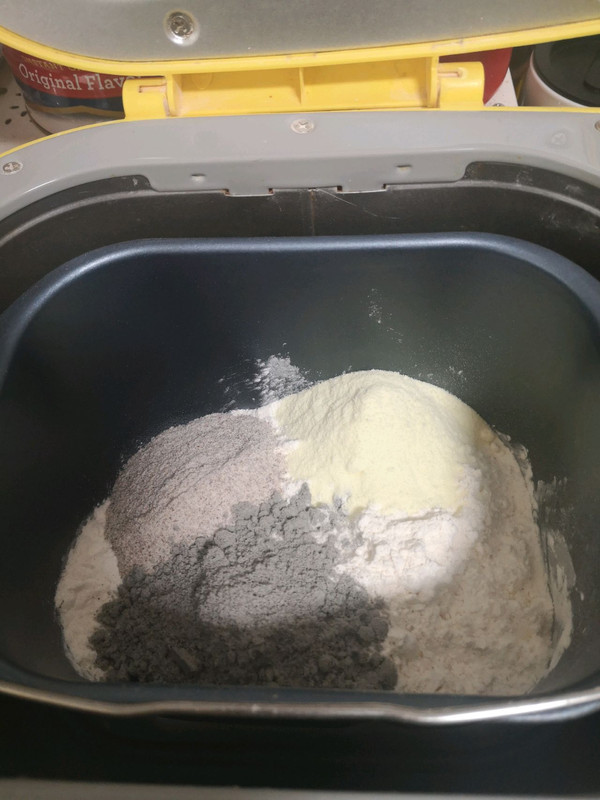 黑芝麻馅软欧包