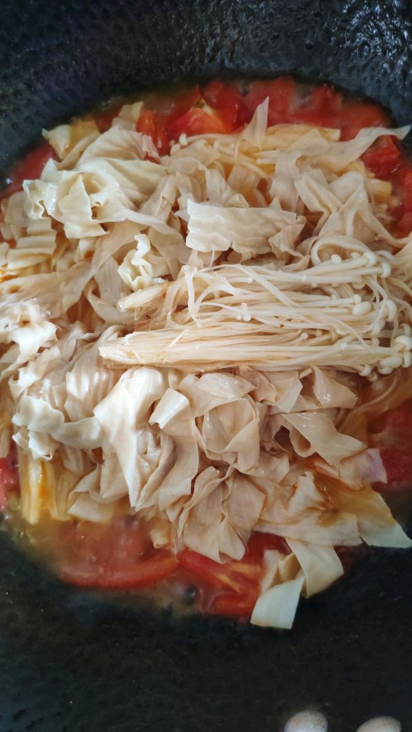 西红柿烩金针菇豆皮