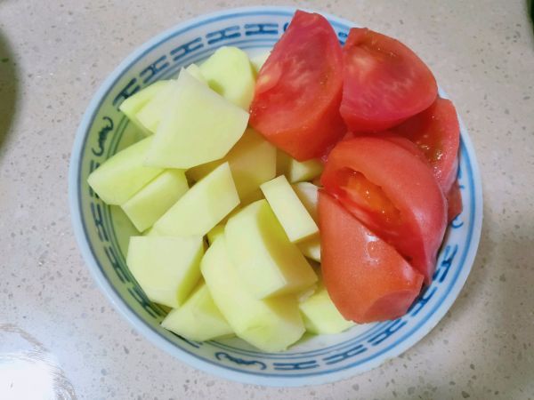 暖胃番茄土豆排骨汤