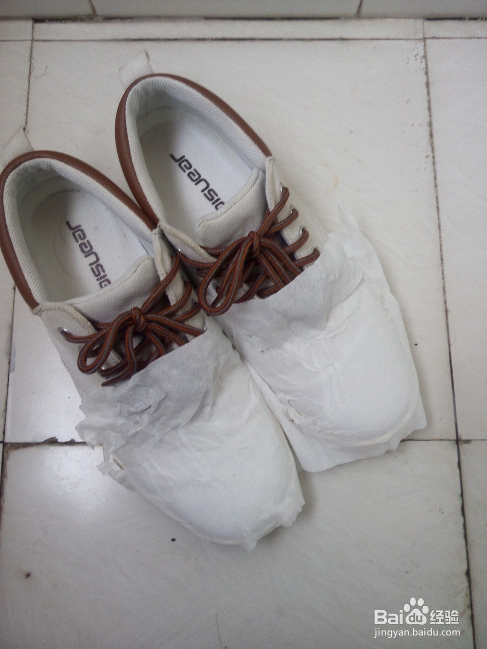 如何让你的鞋子去水渍，焕然一新。