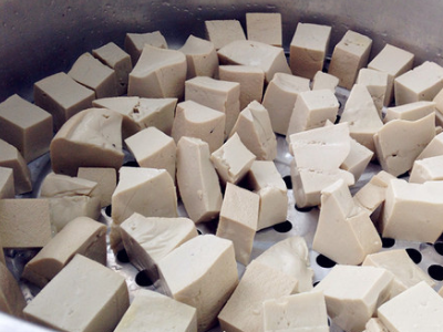 豆腐乳制作时发黄变粘稠正常吗