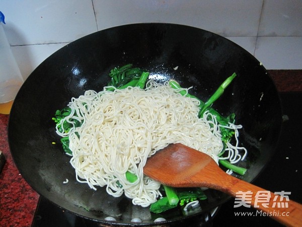 菜心蛋炒面的做法