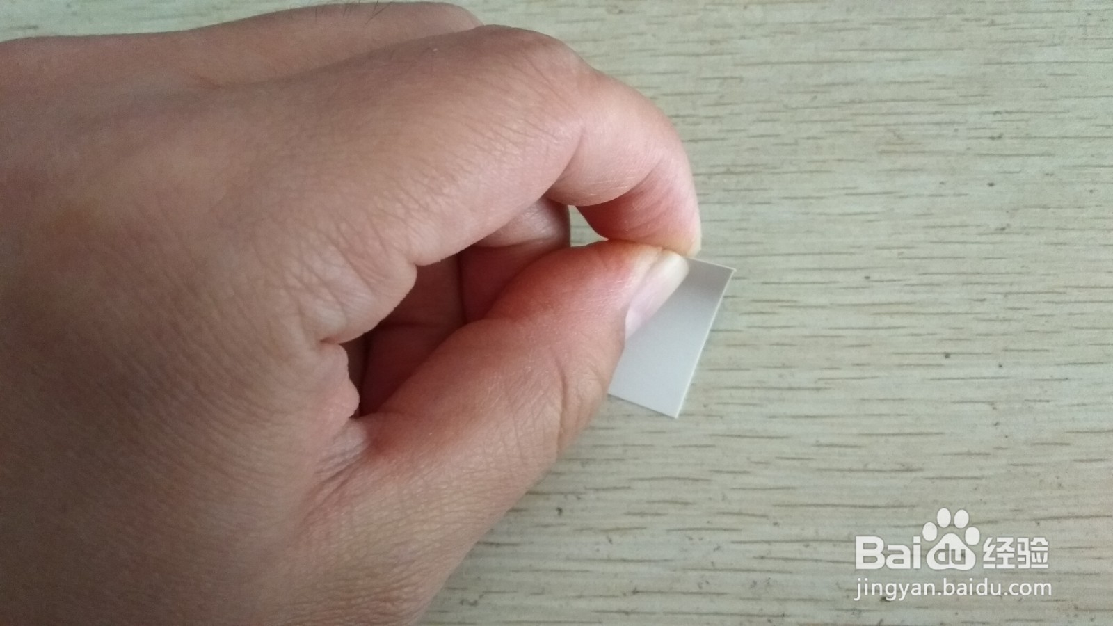 如何用长方形硬卡纸做S形两面放中性笔的支架