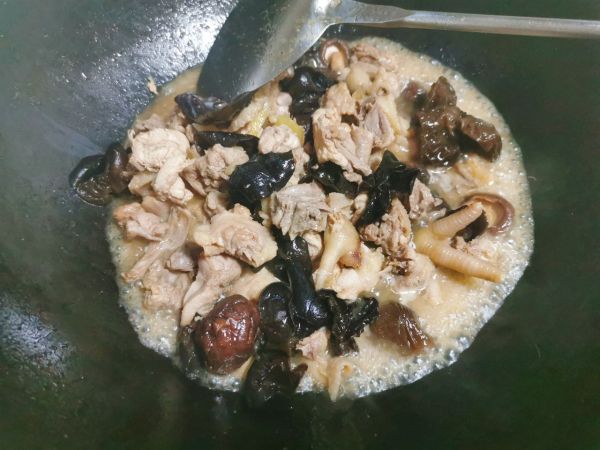 土鸡盖浇意大利面