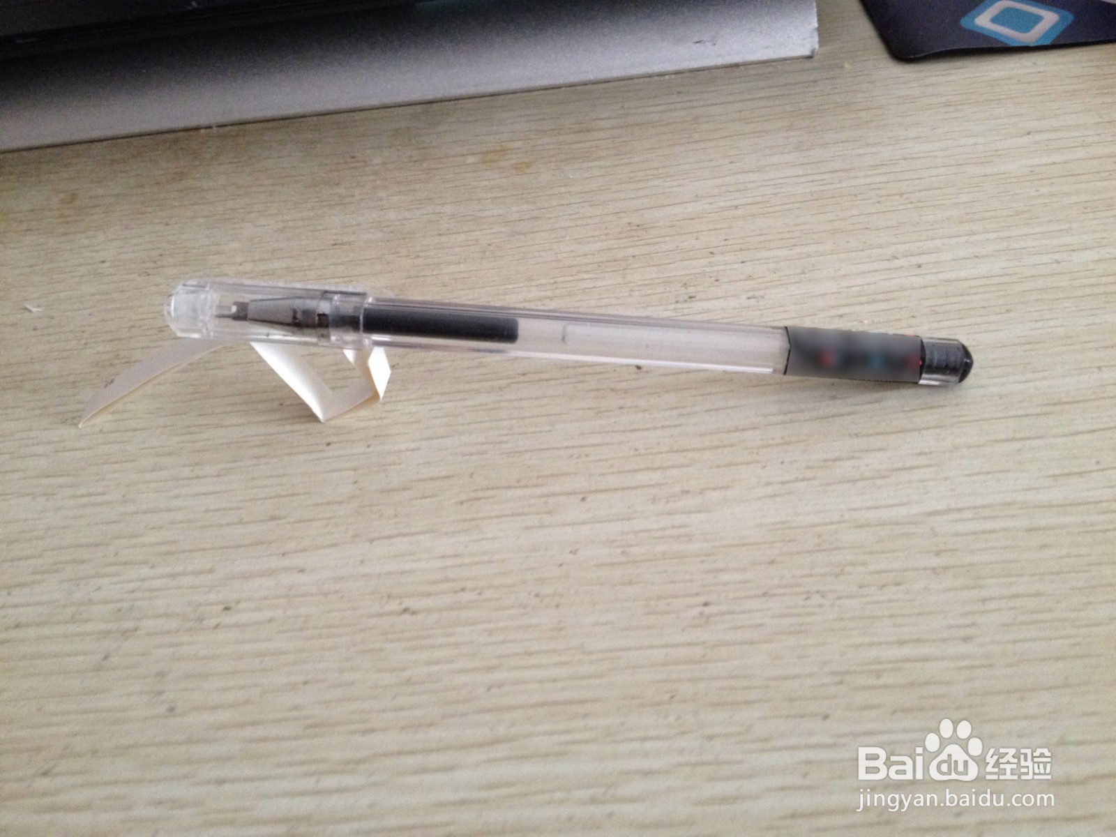 如何用细长的长方形硬卡纸做简易的中性笔的支架
