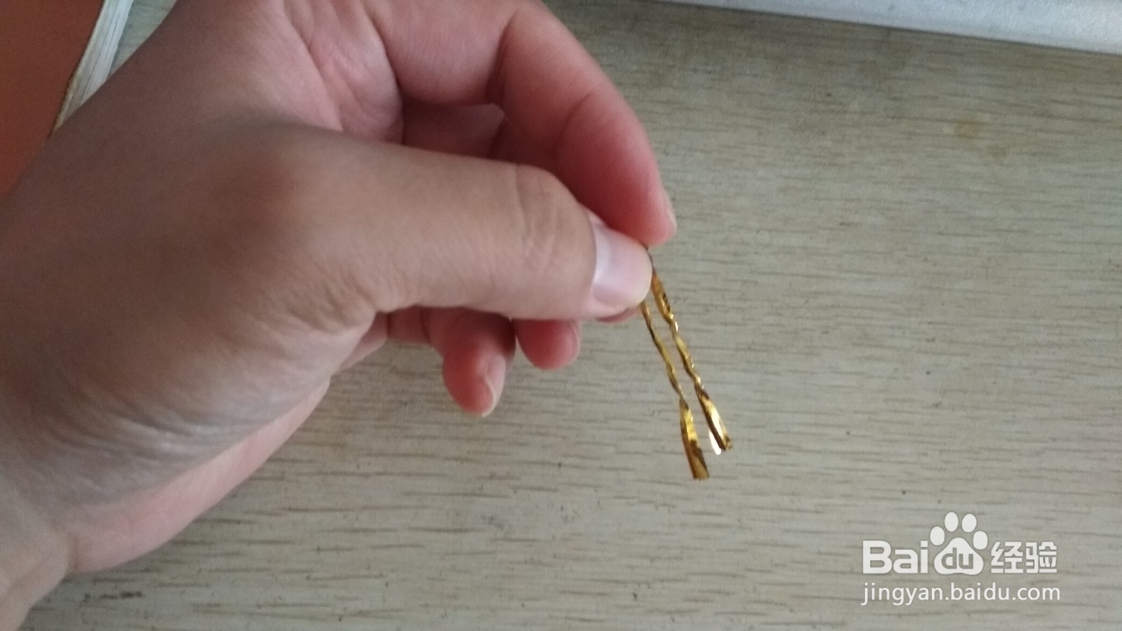 如何用一个面包袋绑绳做简易的手机的支架