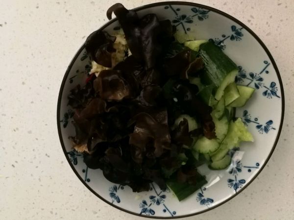 爽口黄瓜拌木耳
