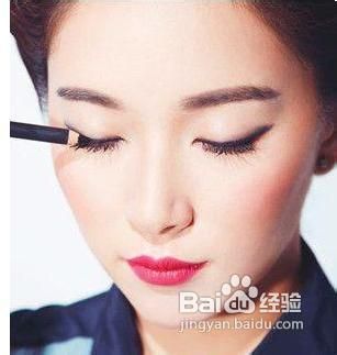 内双眼睛如何画大眼妆