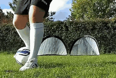 足球实战技巧-里瓦尔多式三角带球