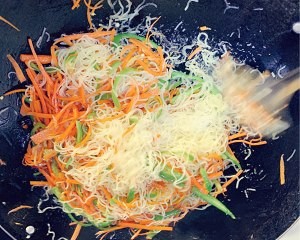 超级美味素炒米粉的做法