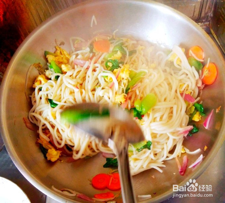 五彩蛋炒面的做法
