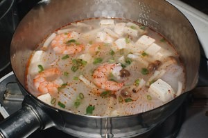 菌菇虾仁豆腐汤的做法
