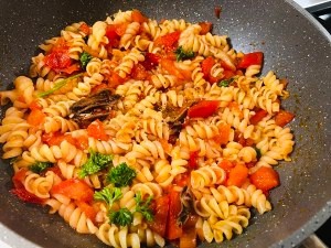 番茄鳀鱼螺丝粉的制作方法