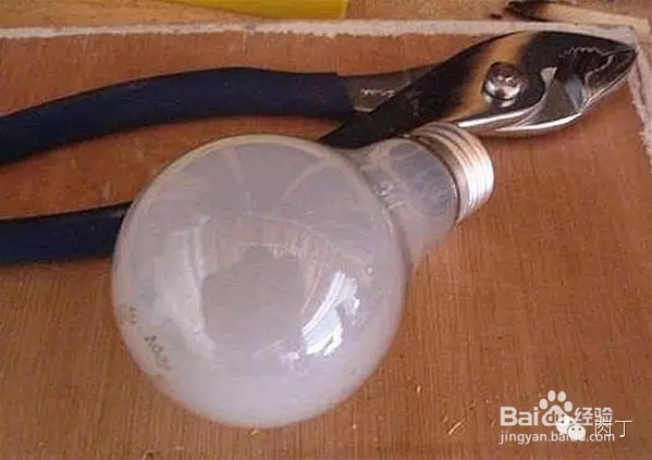 DIY废灯泡变身简易小花瓶