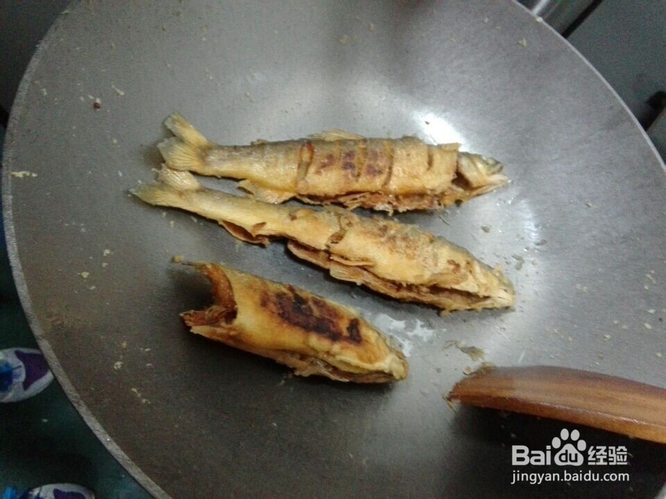 如何制作煎鱼。