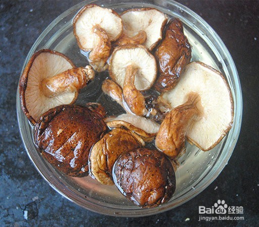 色泽诱人香气扑鼻的香菇莲藕焖排骨