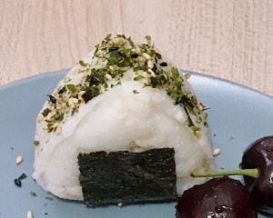 鳗鱼/肉松/油条酥/芝麻海苔碎的日式三角饭团