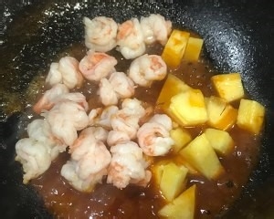 精致美食菠萝虾球的做法