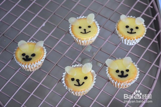 松软蓬松可妮兔纸杯蛋糕
