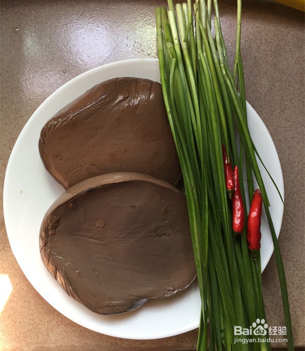 韭菜炒鸭血的做法